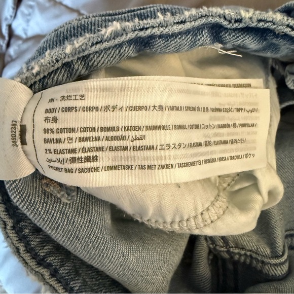 Embroidered flower Hollister high rise mom short 3’ - Picture 8 of 8